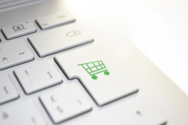Fotografi, der illustrerer Affiliate eller sponsoreret artikel: 6 tjenester til danske webshops sammenlignet