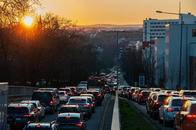 traffic, city, traffic jam, cars, vehicles, highway, road, sunset, nature, twilight. Beskriv tilladte trafikkilder klart