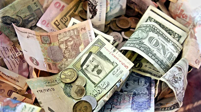 Free picture about a huge sum of money for exchange conversions in international currency markets and digital forex trading. This paper money picture was created for you by the non-profit friend epSos.de and it can be used for free, if you link epSos.de as the original author of this image. This pic. Genberegn provision efter grænseoverskridende omkostninger