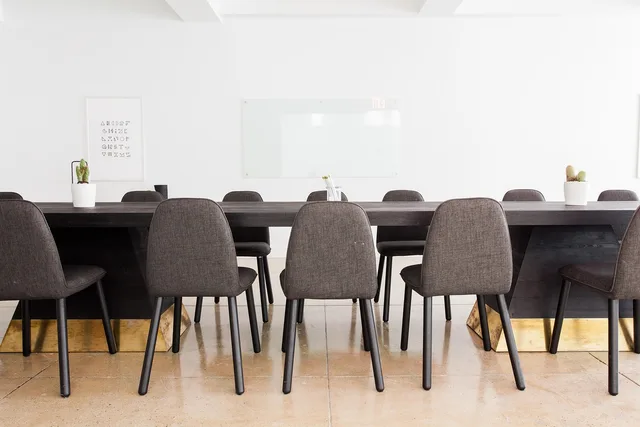 chairs, empty, indoors, office, pot plants, room, table, office, office, office, office, office. Samarbejde med indholdspublishers